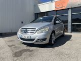La Mercedes Classe B est garée devant un immeuble