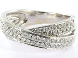 une image d'une bague en diamant sur fond blanc
