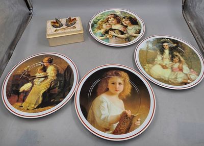 quatre assiettes ornées d'images de femmes, posées sur une table