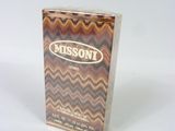 un flacon d'eau de Cologne Missoni posé sur une surface blanche