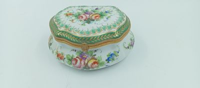 une petite boîte blanche ornée d'un motif floral