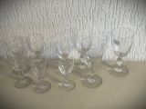 plusieurs verres à vin vides posés sur une table près d'un mur