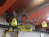 un lustre suspendu au plafond d'un restaurant