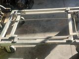 un chariot muni d'un châssis métallique, dans un garage