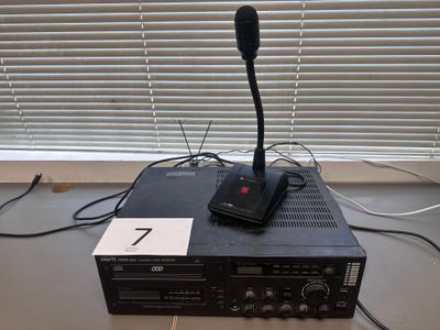 une radio posée sur une table, avec un micro au-dessus