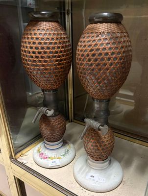 deux vases exposés dans une vitrine