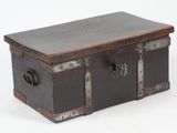 une petite boîte en bois avec des poignées en métal posée sur une surface blanche