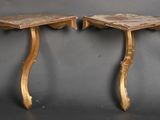 paire de tables d'appoint anciennes en bois aux pieds courbés