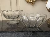trois bols en verre posés sur une table, avec un miroir en arrière-plan