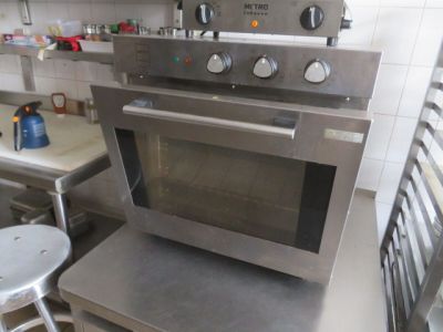 un four qui se trouve au milieu d'une cuisine