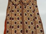 une robe marron et rouge ornée d'un motif floral