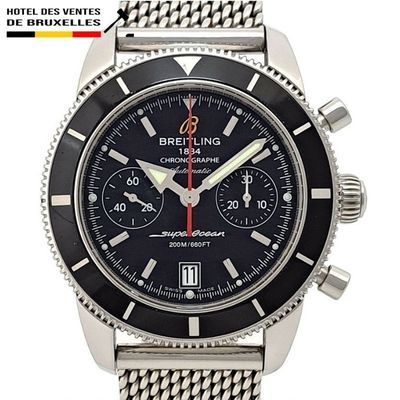 La montre est noire et possède une trotteuse rouge.