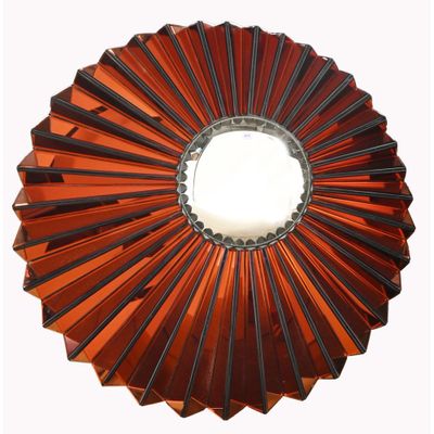 un miroir rond orné d'un motif rouge et noir