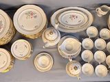de nombreux types de plats et de bols en porcelaine sur la table