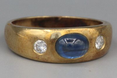 Bague en or ornée d’un cabochon de saphir épaulé de deux diamants. P 6 - Photo 1