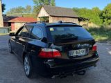 la photo d'une voiture noire garée dans un parking