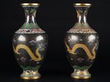 paire de vases chinois en émail cloisonné, avec des anses en forme de dragon