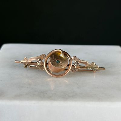 Broche en or jaune 375/1000 (9K) ornée de deux petites demi-…