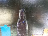 une bouteille en verre posée sur une table