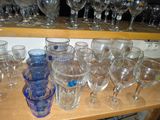 beaucoup de verres sur l'étagère dans la pièce