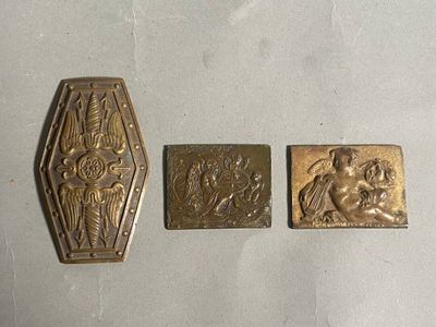 trois boutons anciens en laiton représentant une femme et un homme