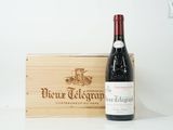 une bouteille de vin posée à côté d'une caisse en bois