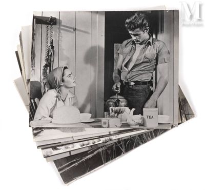 une photo en noir et blanc d'un homme et d'une femme assis à une table
