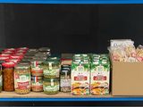 de nombreux bocaux de conserve posés sur une étagère dans une pièce