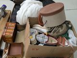 une boîte remplie d'objets hétéroclites posée sur le sol