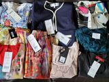 une valise remplie de vêtements, tous entassés les uns sur les autres