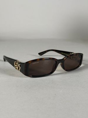gros plan d'une paire de lunettes de soleil sur une surface blanche