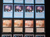les cartes sont posées sur une table noire avec un fond noir