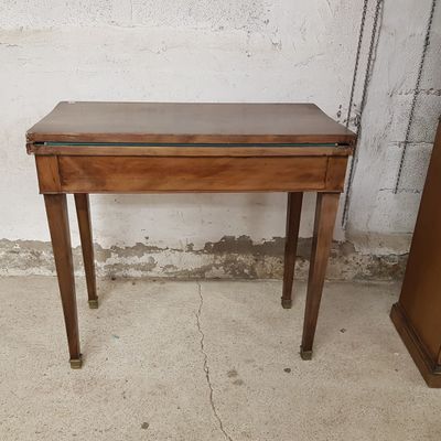 une petite table en bois avec un tiroir