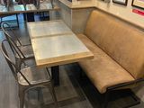 une table avec des chaises dans un restaurant