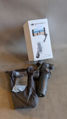 une boîte remplie de gadgets posée sur une table à côté d'un sac