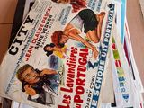 des journaux empilés les uns sur les autres sur une table en bois