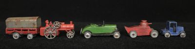 quatre petits trains miniatures posés côte à côte sur une surface noire