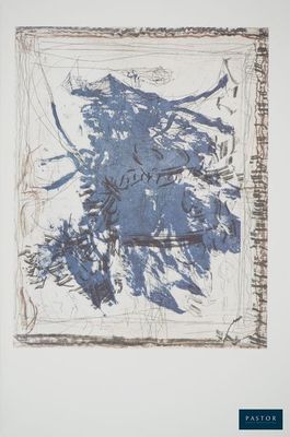 une image représentant un tableau bleu et blanc accroché à un mur blanc