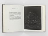 un livre ouvert sur lequel figure un dessin en noir et blanc représentant une montagne