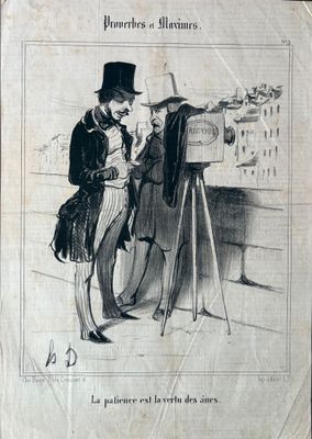 illustration représentant un homme coiffé d'un haut-de-forme en train de regarder une photo posée sur un trépied