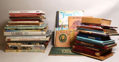 plusieurs livres empilés sur une table