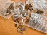 beaucoup de pièces de monnaie dans des sachets posés sur une table