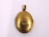 une image représentant une boucle d'oreille en or ornée d'un diamant au centre
