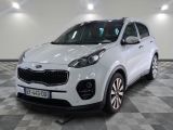 la voiture blanche est garée dans le garage sur un sol en damier