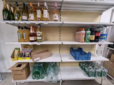de nombreuses bouteilles d'alcool sur les étagères du magasin
