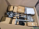 une boîte en carton remplie de boîtes et une paire de ciseaux