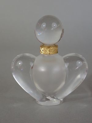 une figurine en verre surmontée d'un anneau doré
