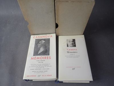 deux livres qui se trouvent dans une boîte