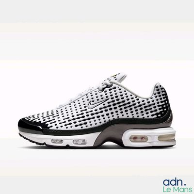La Nike Air Max 95 est dotée d'un motif à carreaux noirs et blancs