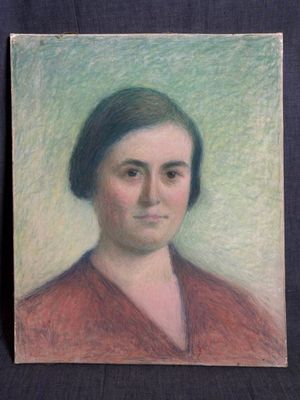 portrait d'une femme en robe rouge
